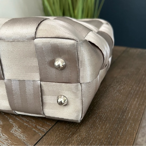 Harvey's Seatbelt Bags Large Tote Bag in Champagne - Picture 9 of 11